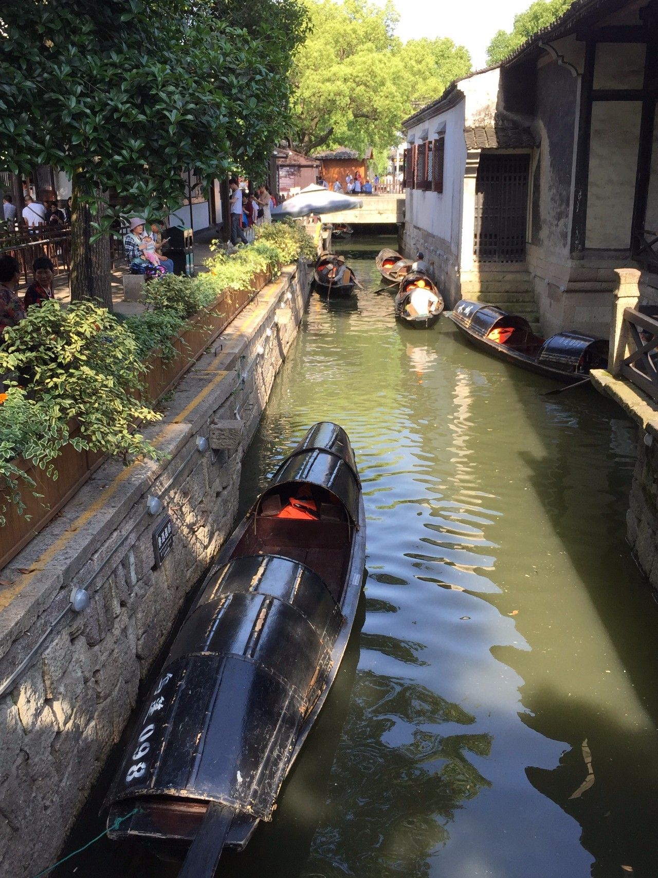 三味书屋前的乌篷船.jpg